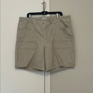 Westbound Woman Bermuda shorts in khaki. The high rise fit. Size 22W. 9” inseam